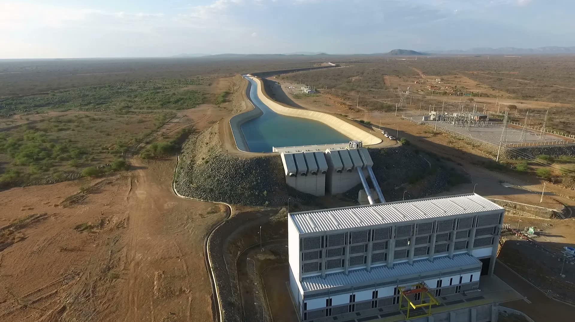 Obra de infraestrutura hídrica: canal e casa de bombas em área do semiárido
