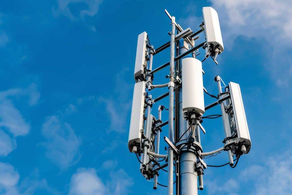Torre de rede LTE contra céu azul