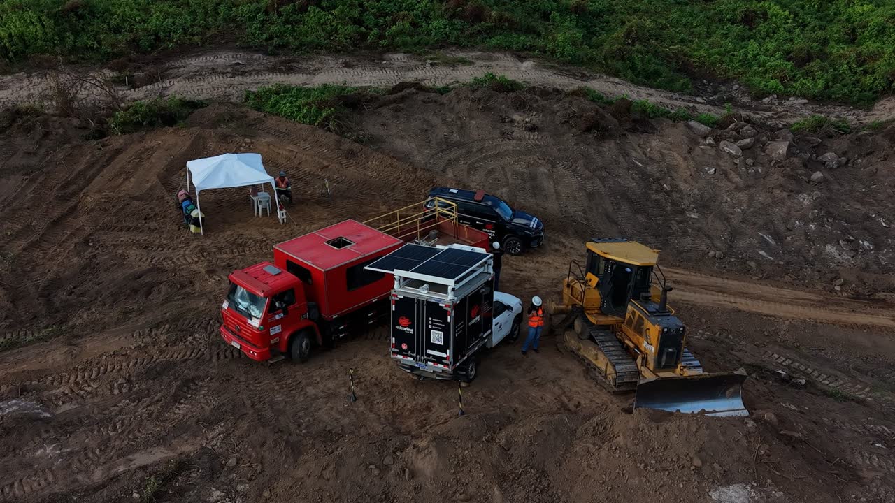 Base operacional em campo com torre móvel
