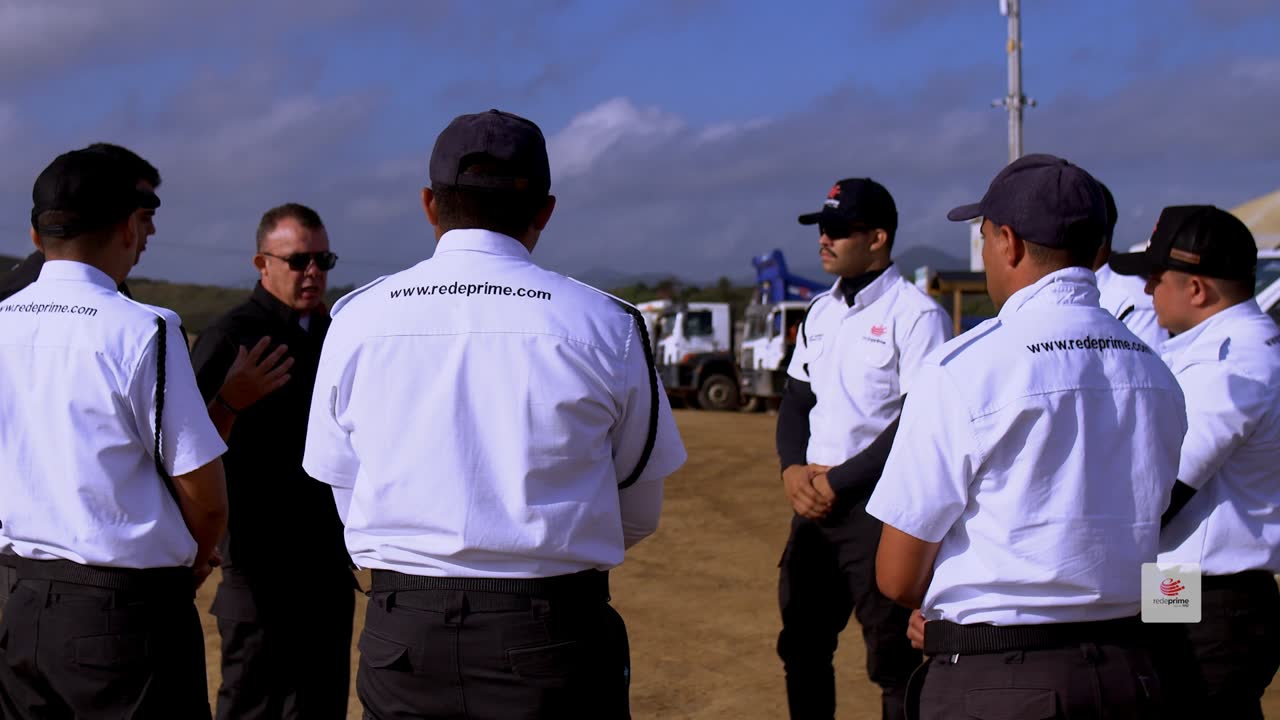 Briefing da equipe de segurança em campo