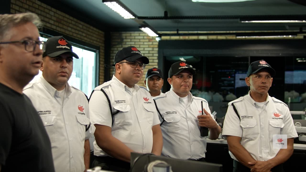 Equipe de segurança no centro de operações