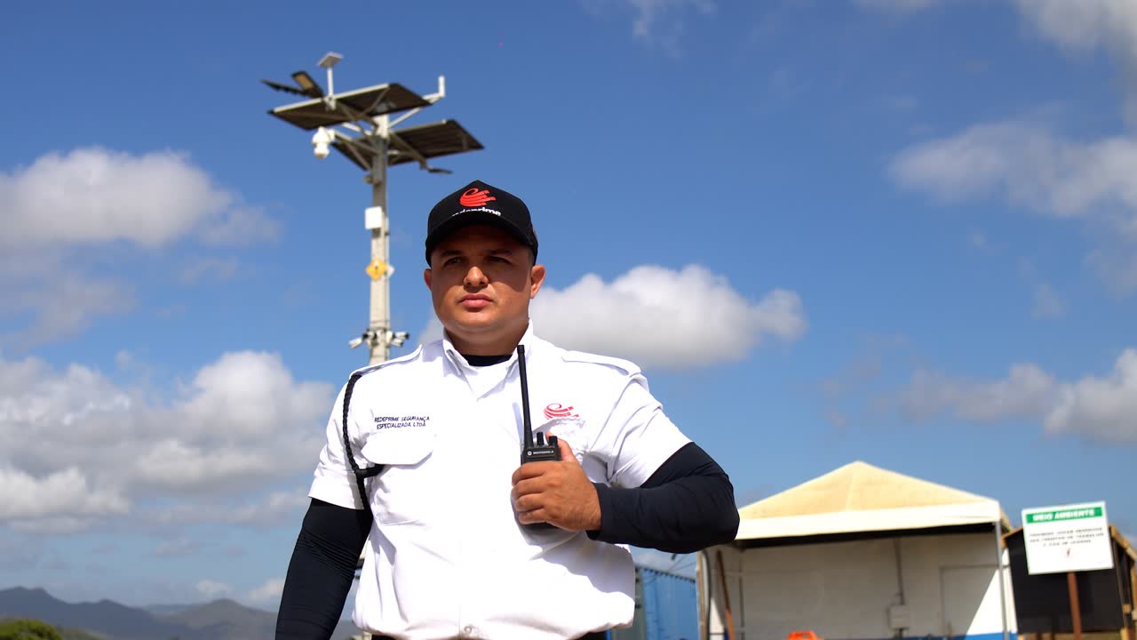 Vigilante Redeprime com torre de videomonitoramento