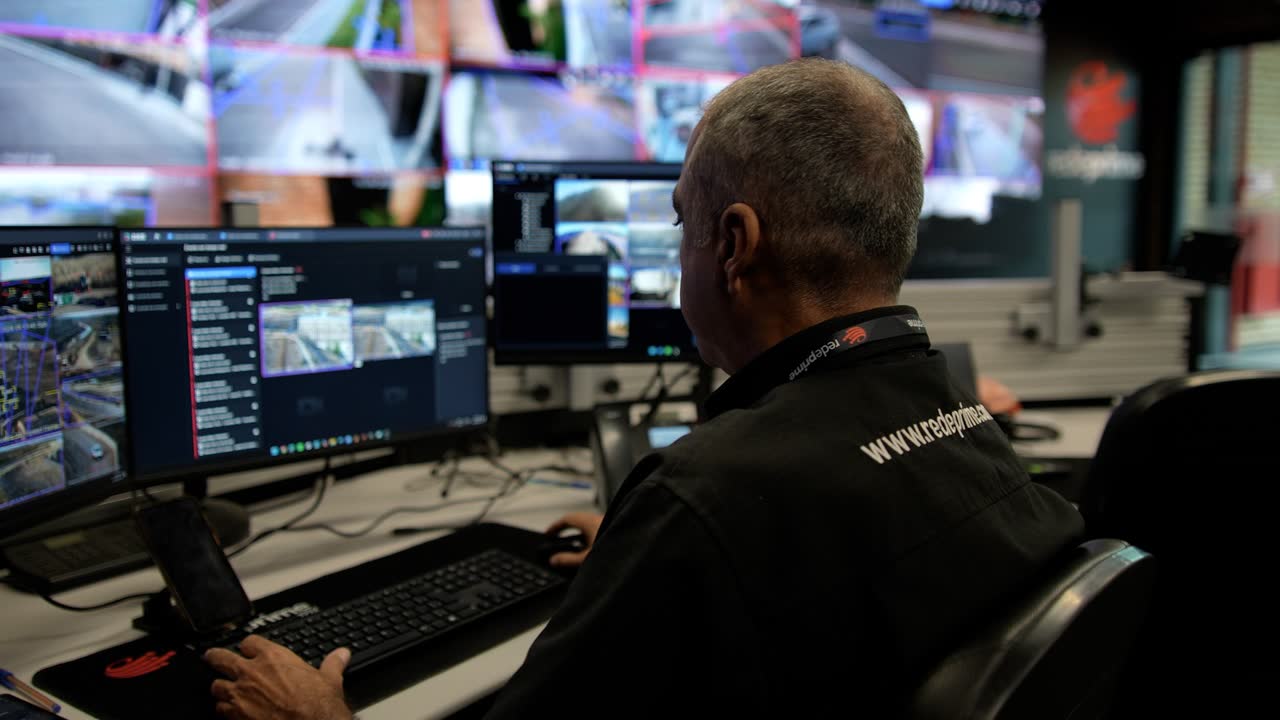 Operador na sala de operações da Redeprime