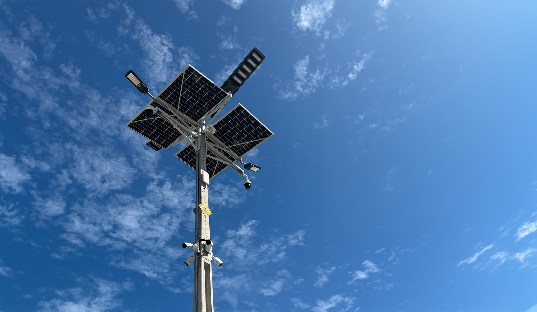 Torre de videomonitoramento com painéis solares, câmeras e iluminação